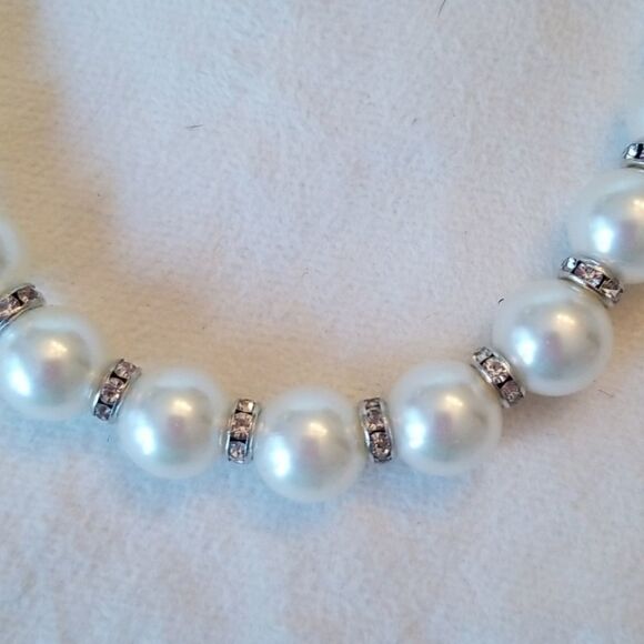 Paparazzi Set Faux Pearls necklace & earrings - Picture 7 of 7